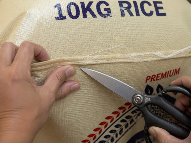 How to Open a Rice Bag: The Seam Method Prevents Spills